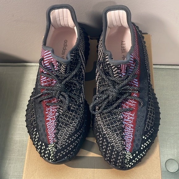 Yeezy Boost 350 v2 - Picture 2 of 5
